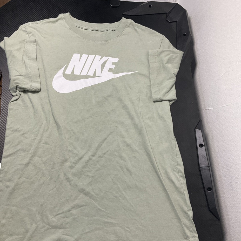 The Nike Tee Green Men's T-shirt Size Medium Short Sleeve